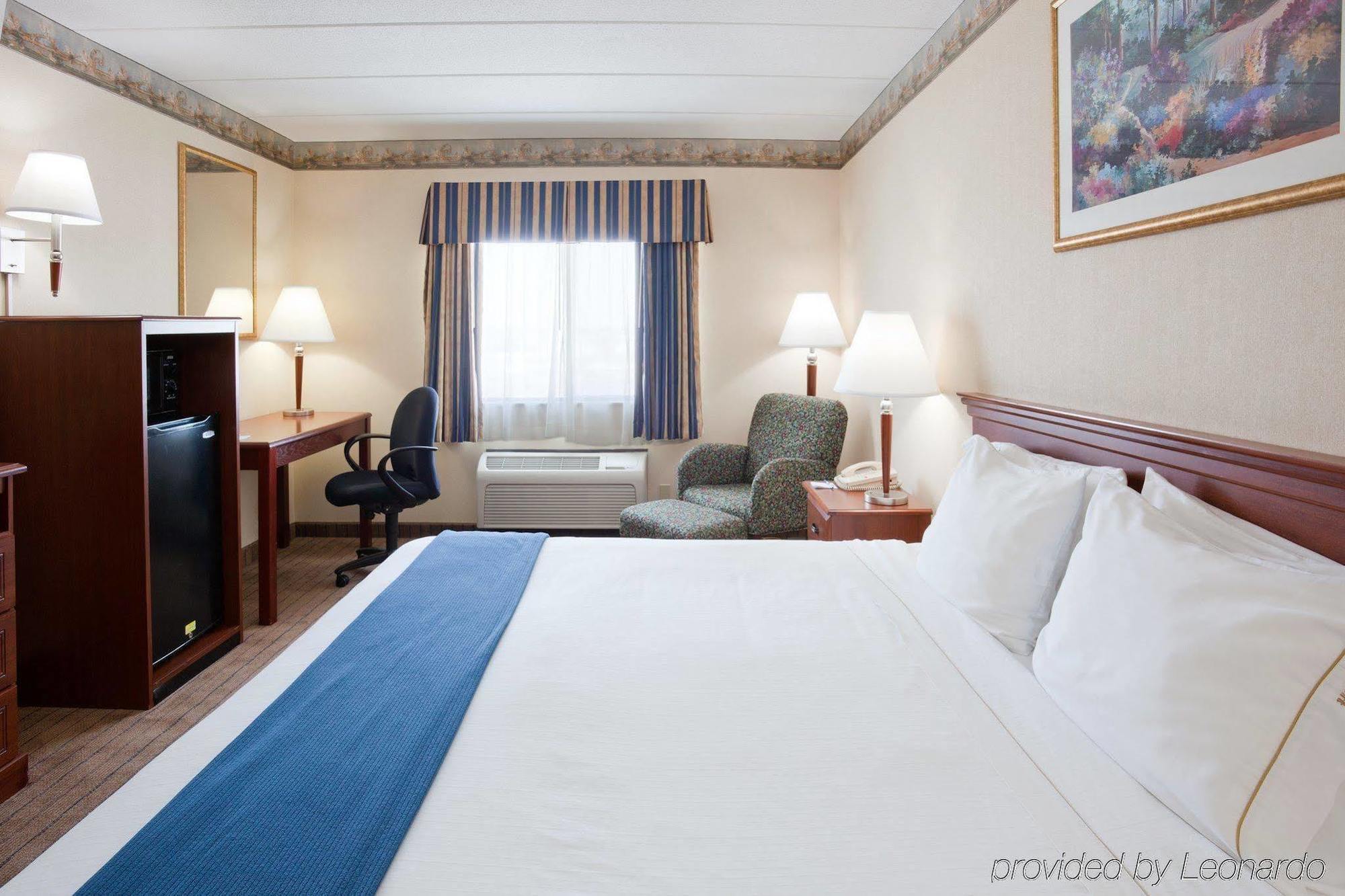 Holiday Inn Express Roseville-St. Paul By Ihg Room photo
