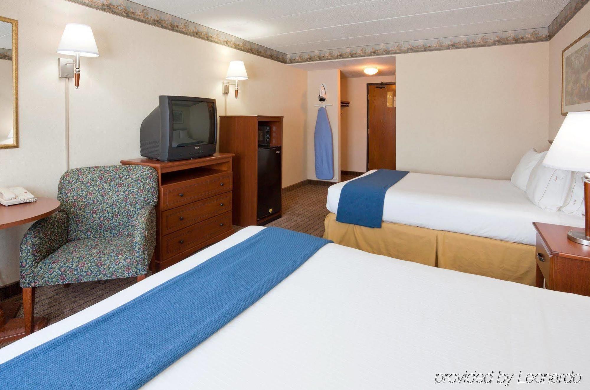 Holiday Inn Express Roseville-St. Paul By Ihg Room photo